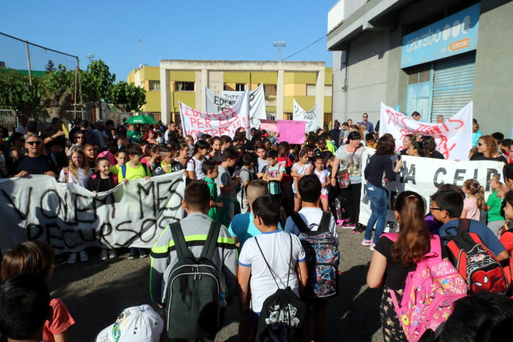 Protesta de pares i alumnes de l'escola Pere Torrent de Lloret