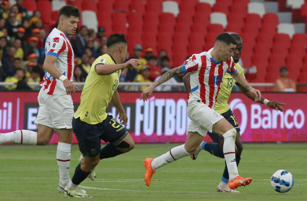 Un instante del encuentro entre Ecuador y Paraguay.