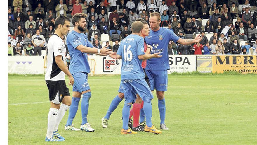 Varios futbolistas del Formentera discuten con el árbitro en el partido jugado ayer en Tudela.