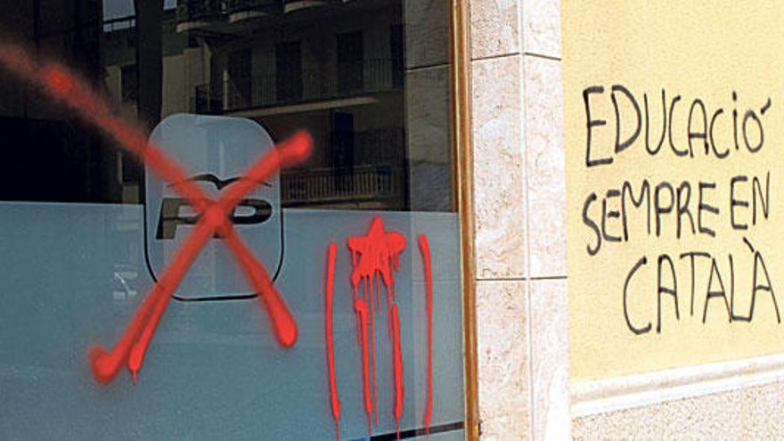 Denuncian pintadas catalanistas en la fachada del PP de Manacor.
