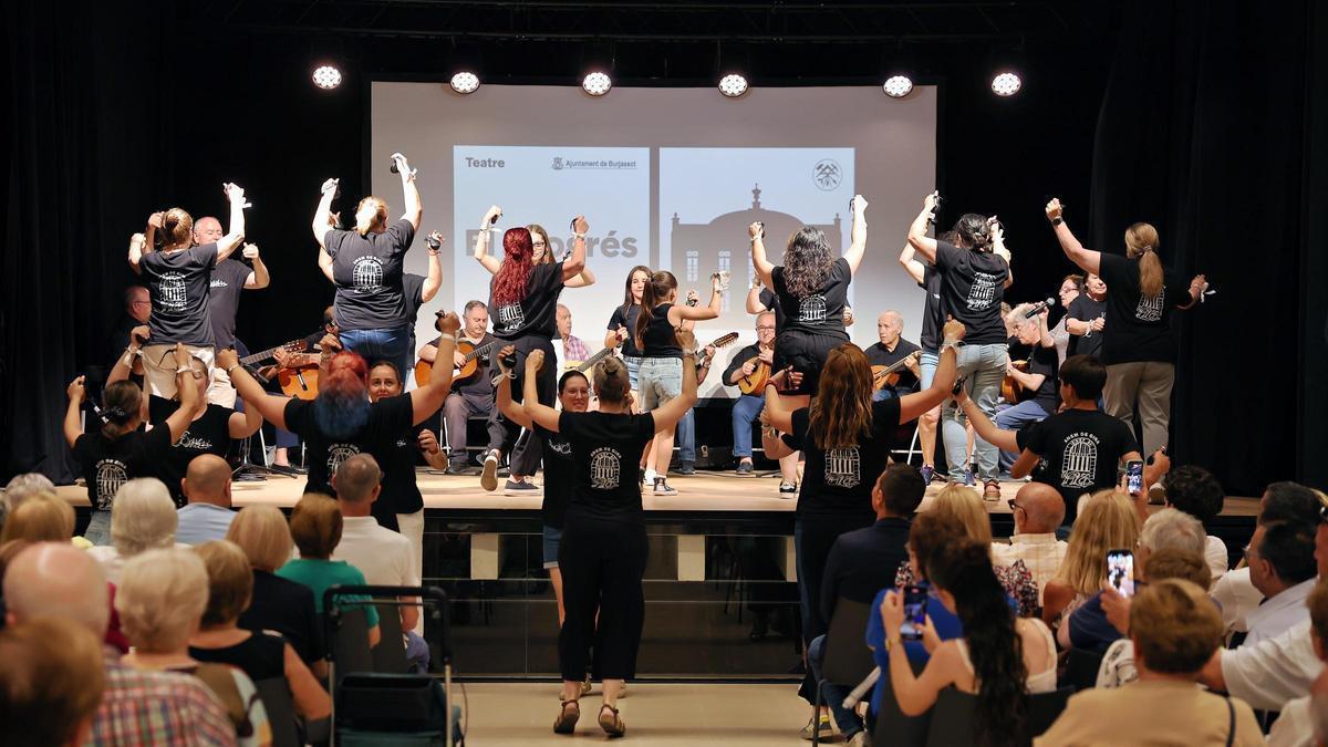 Las entidades culturales y artísticas del municipio se han subido al escenario.