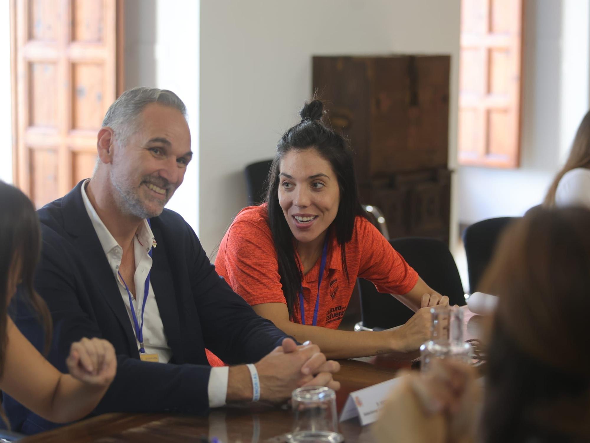 Teika presenta su apuesta por el deporte femenino ‘Juegan ellas, ganamos todos’ a la Ministra de Igualdad, Ana Redondo