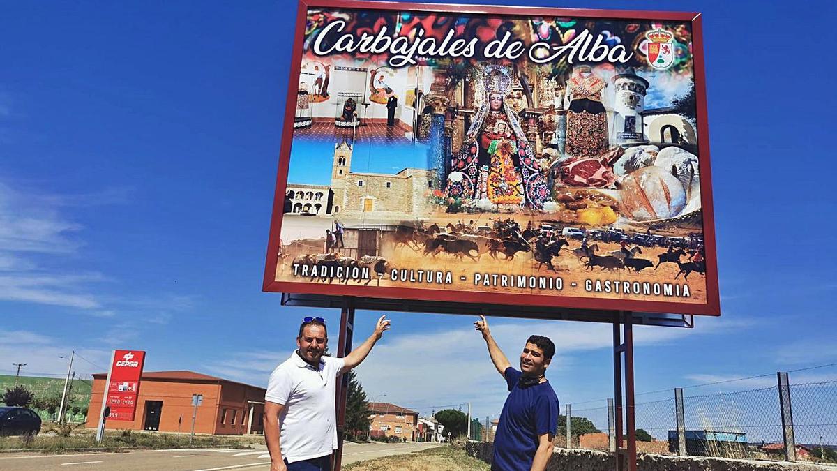 El alcalde de Carbajales (izquierda) inaugura el cartel promocional de la villa. | Chany Sebastián