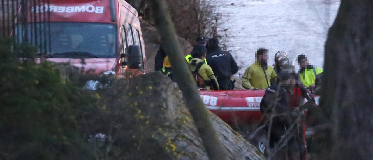 Los bomberos, durante un rescate en el Pisuerga. | Foto Ical