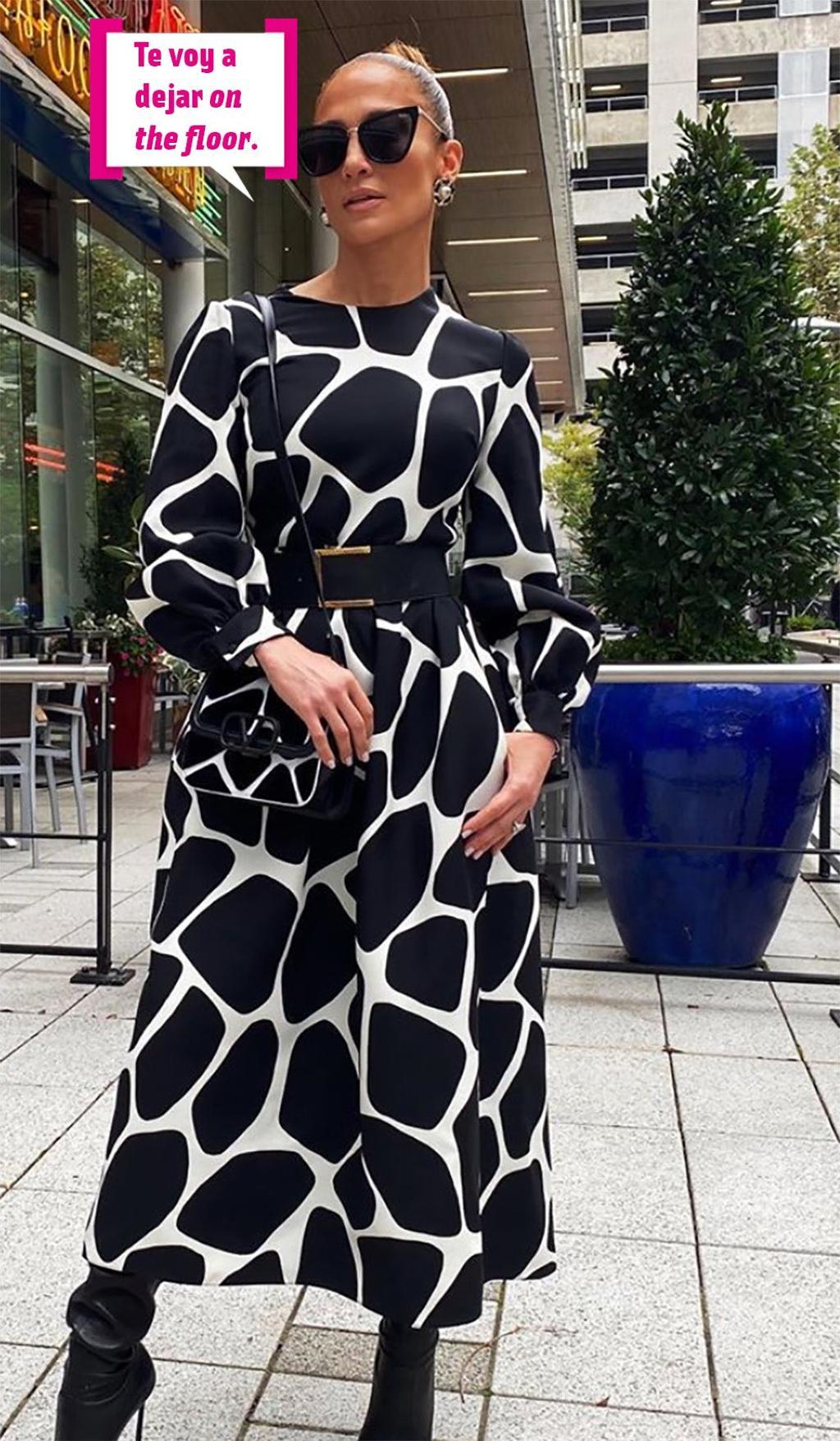 Jennifer López con vestido y gafas de sol