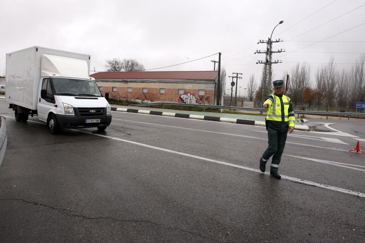 Imagen de archivo de un guardia civil deteniendo a un conductor en un control de tráfico. EFE/Manuel H. de León
