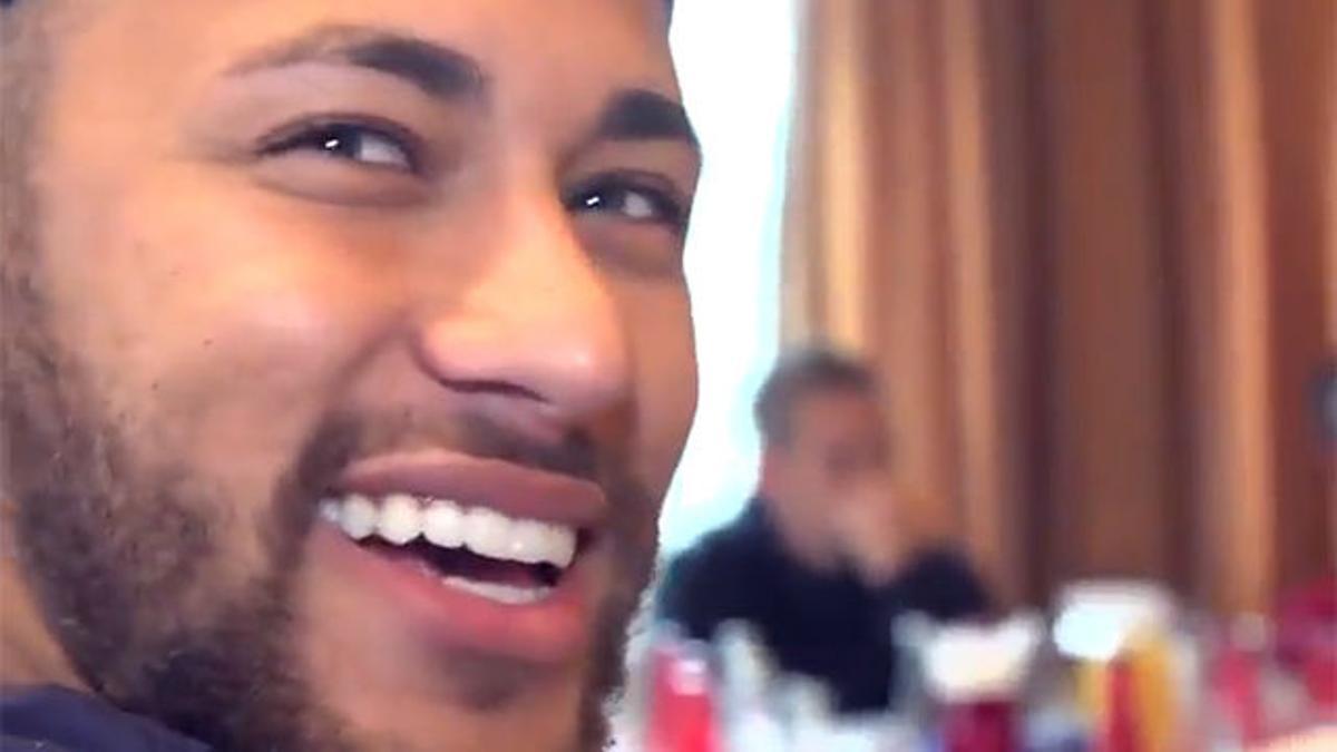 Neymar llega sonriente a la concentración del PSG en China