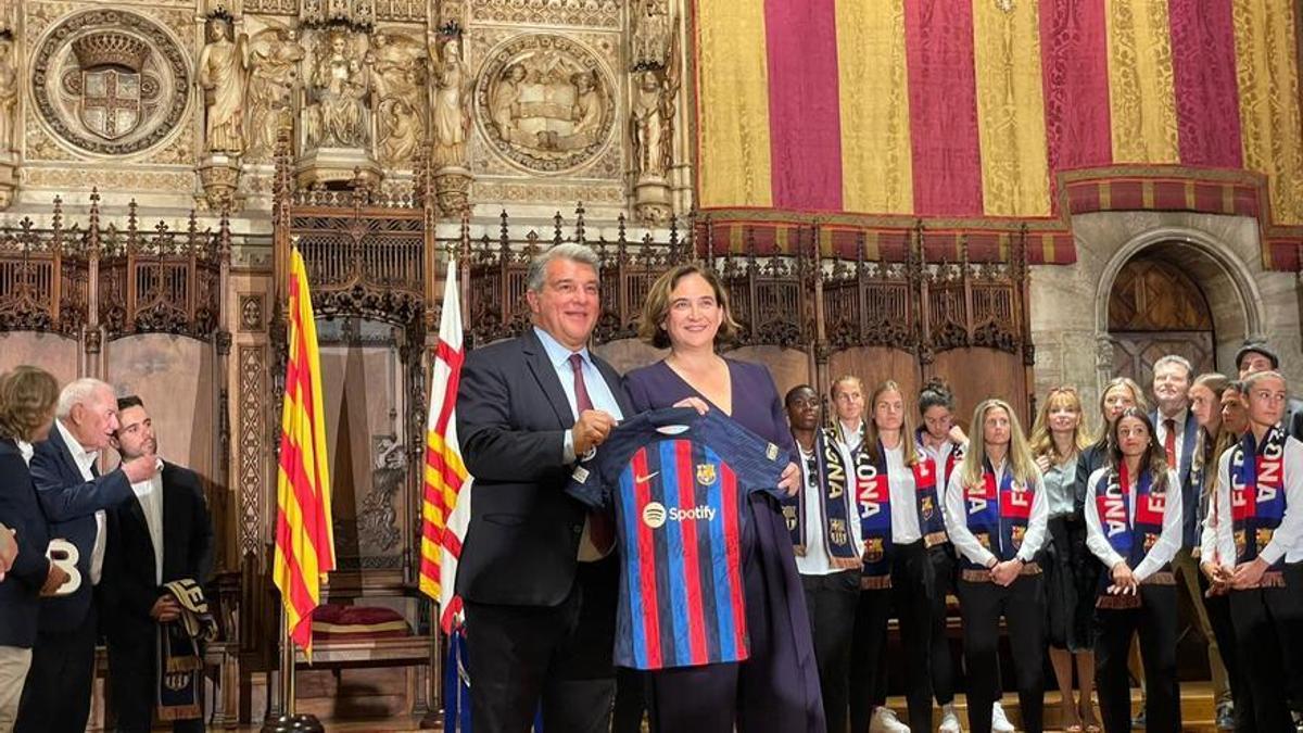 Colau, con Laporta.