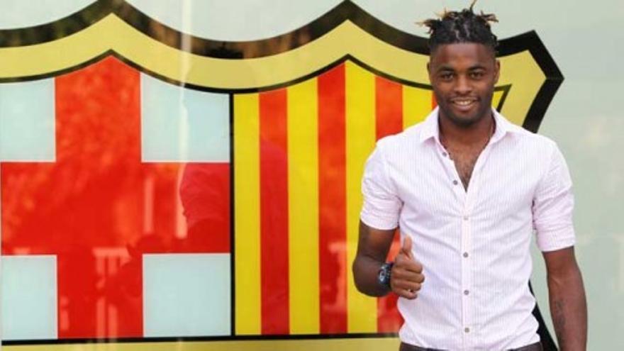 Alex Song ya está en Barcelona para pasar el reconocimiento médico