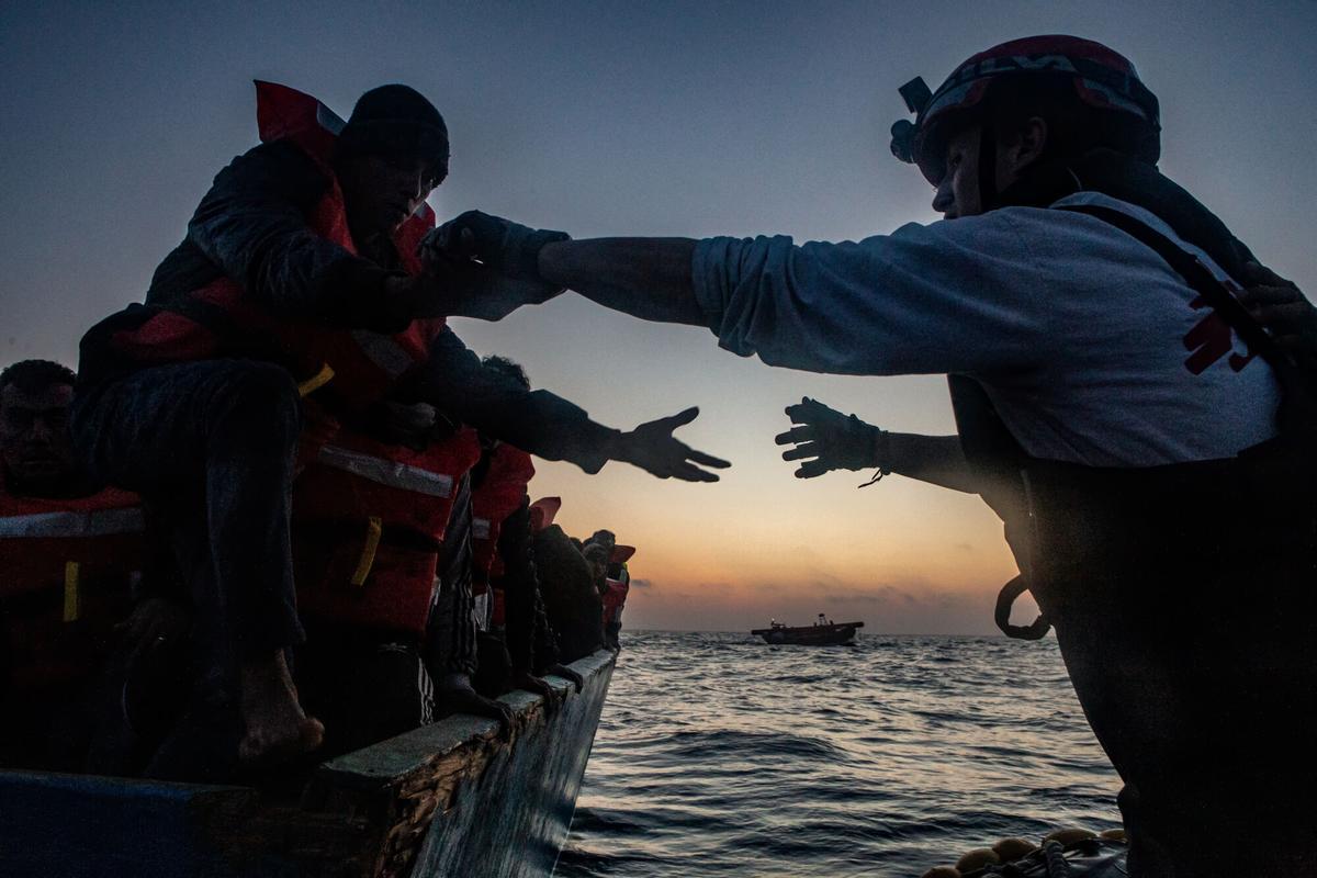 Varios inmigrantes son ayudados por la ONG Médicos Sin Fronteras (MSF).