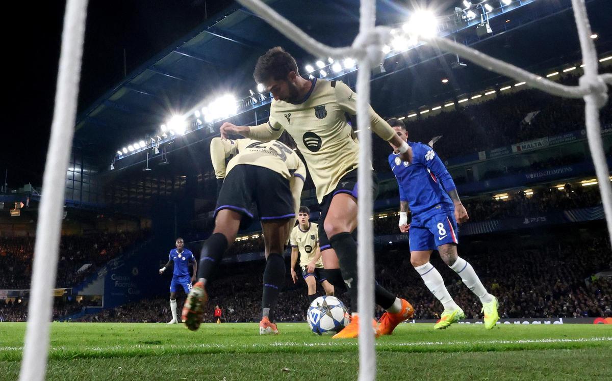 Koundé se marca en propia puerta ante Ferran Torres en Stamford Bridge.