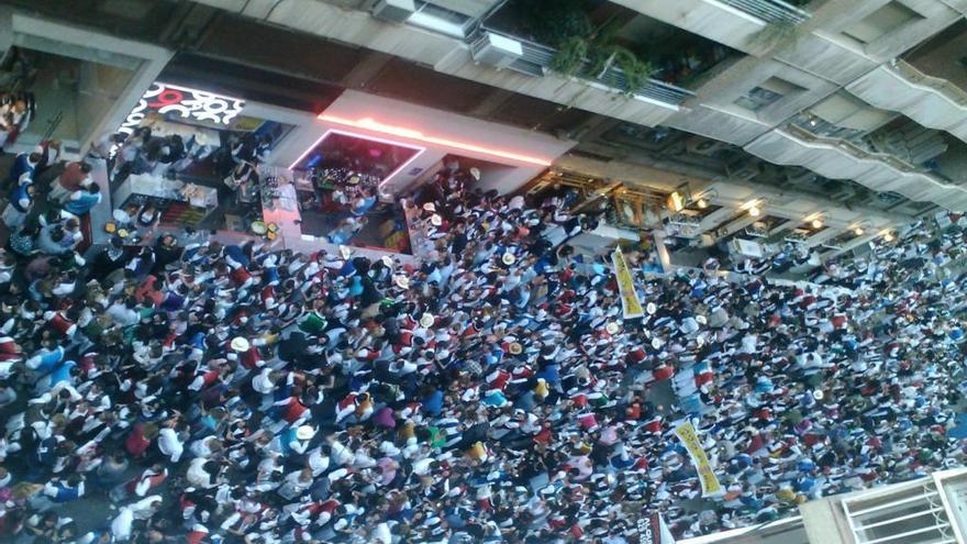 La calle Pérez Casas, abarrotada de gente a la puerta de las calles