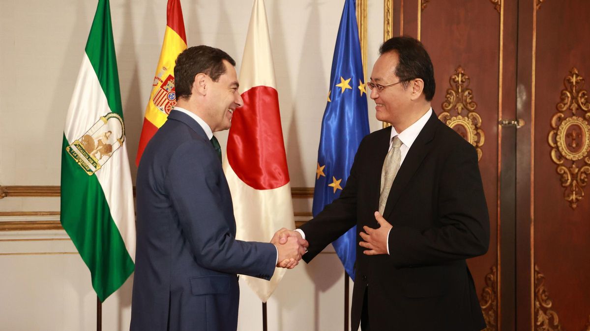 Juanma Moreno con el embajador japonés en España, Takahiro Nakamae, en San Telmo en 2023.