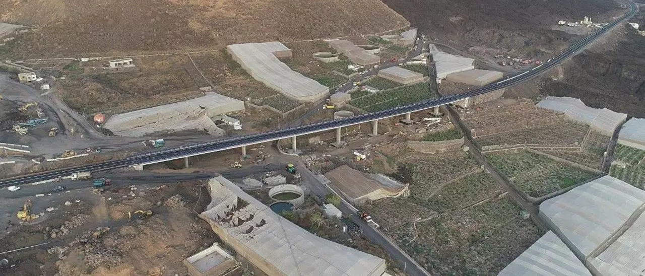 Canarias recibe una carretera "única en el mundo" para unir la costa del Valle de Aridane tras el volcán de La Palma