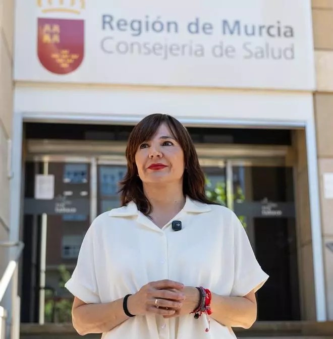 El PSOE no da ni cien días a la nueva consejera de Salud: "No puede asumir el cargo"
