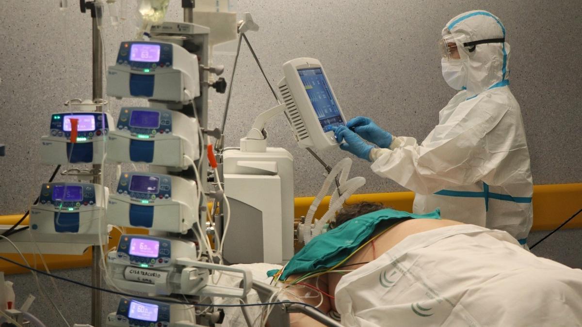 Un paciente con covid en la uci del hospital Reina Sofía.