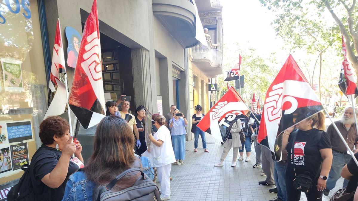 Concentración frente a la residencia Bon Repós de Barcelona, este jueves