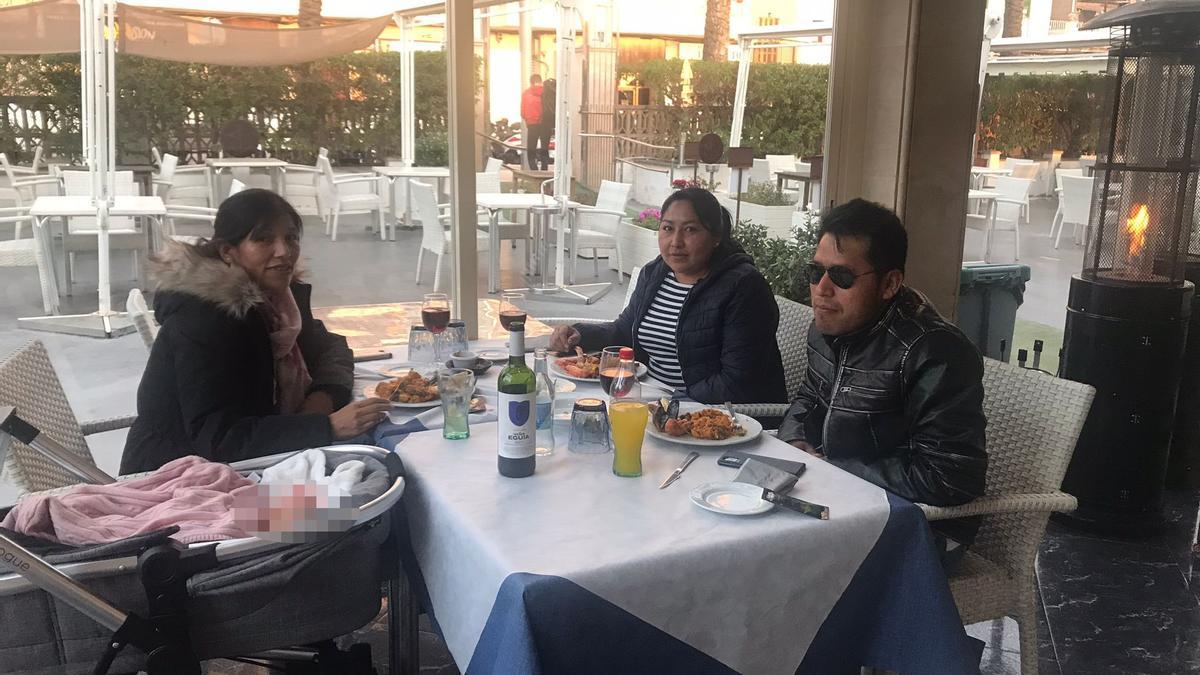 Clientes comiendo en el interior de un restaurante.