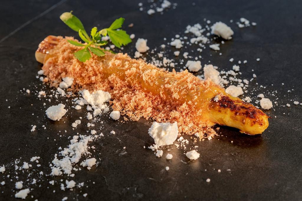 Blue Gallery - Espárrago blanco: cocer el espárrago a baja temperatura con leche, sal y azúcar; pasarlo por la brasa y emplatar. Emulsionar el jugo de cocer y añadir un poco de kimchi. Cubrir el espárrago con la crema, polvo de mojama de atún y aceite emulsionado al carbón.