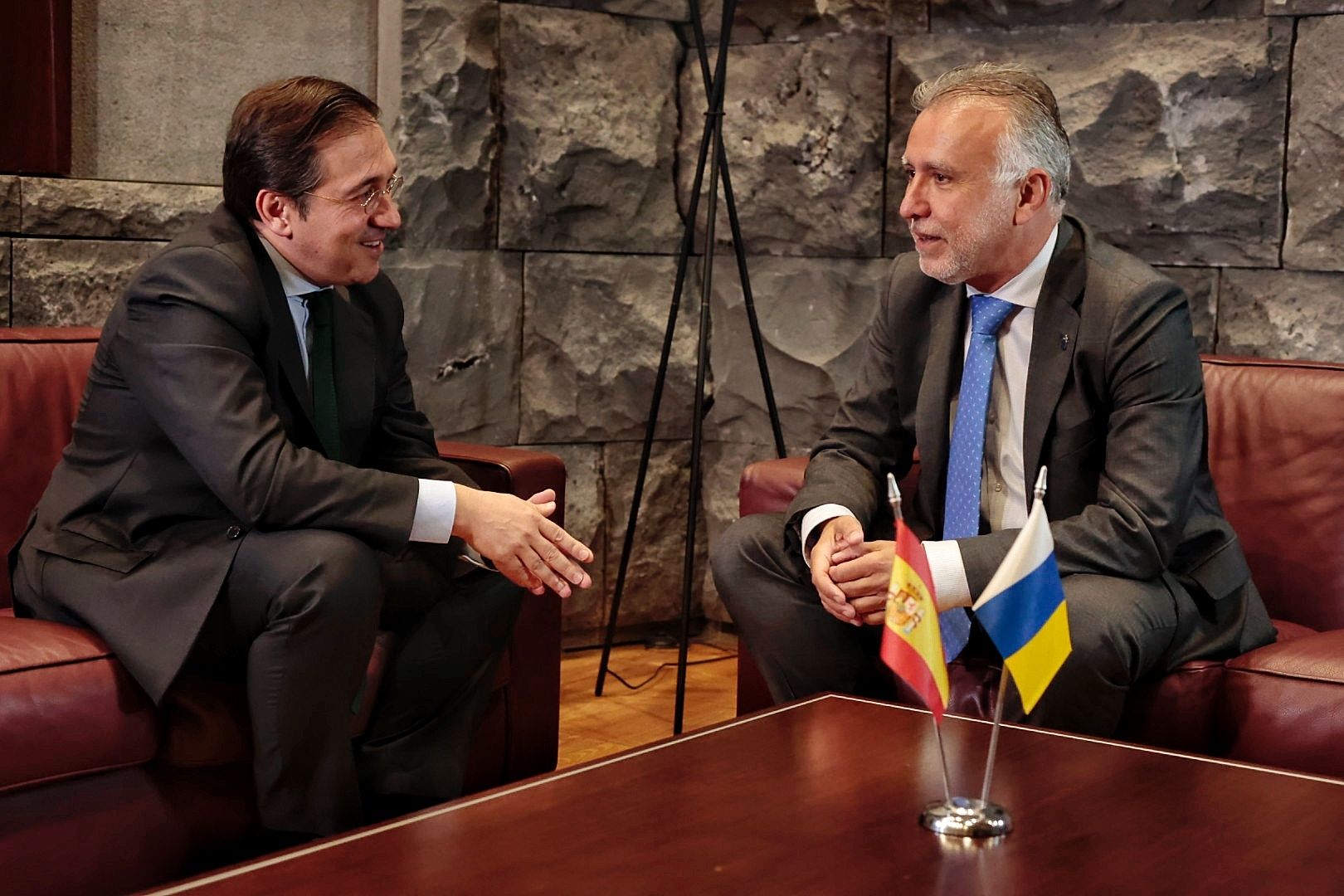 Encuentro del ministro José Manuel Albares y el presidente Ángel Víctor Torres en Tenerife