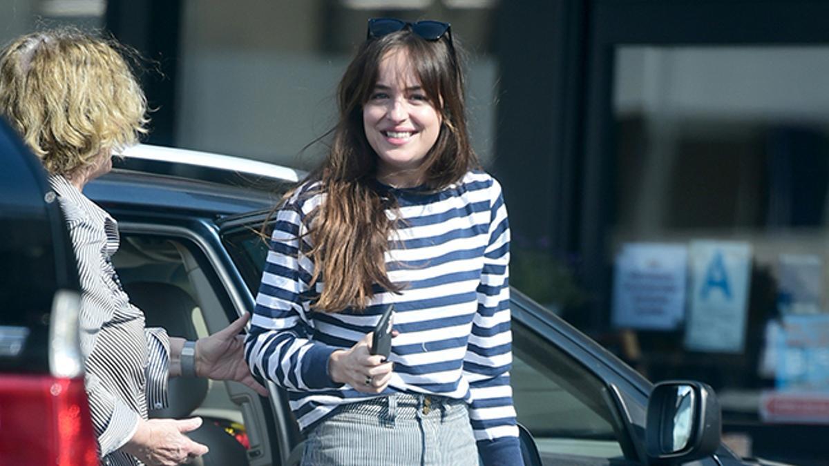 Dakota Johnson con un conjunto 'navy' al salir de hacerse la pedicura