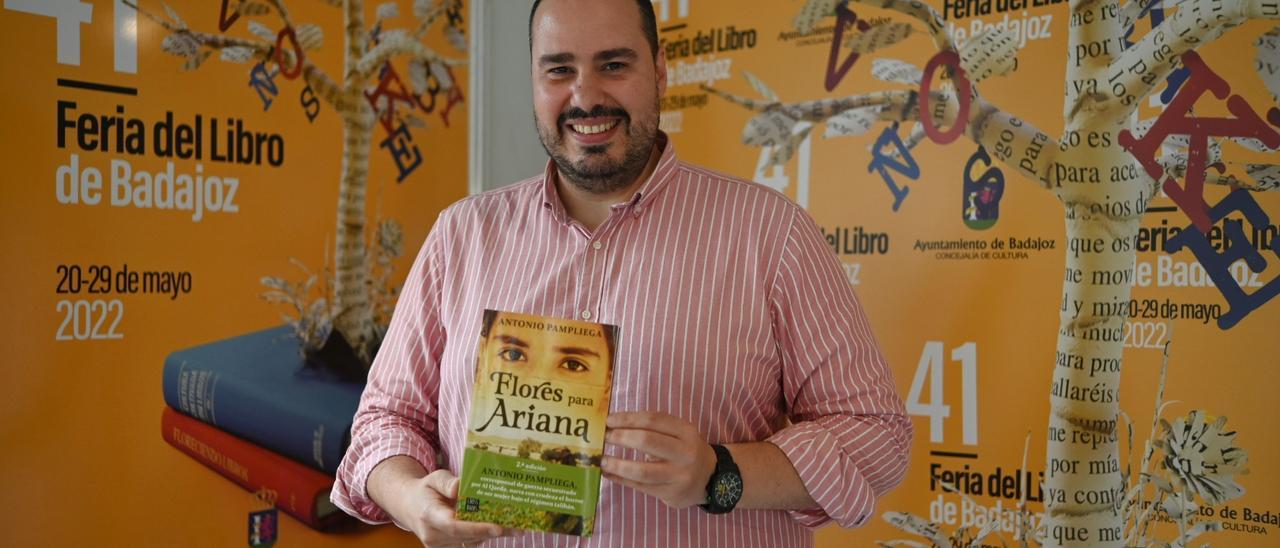 Antonio Pampliega, ayer, en la Feria del Libro de Badajoz.