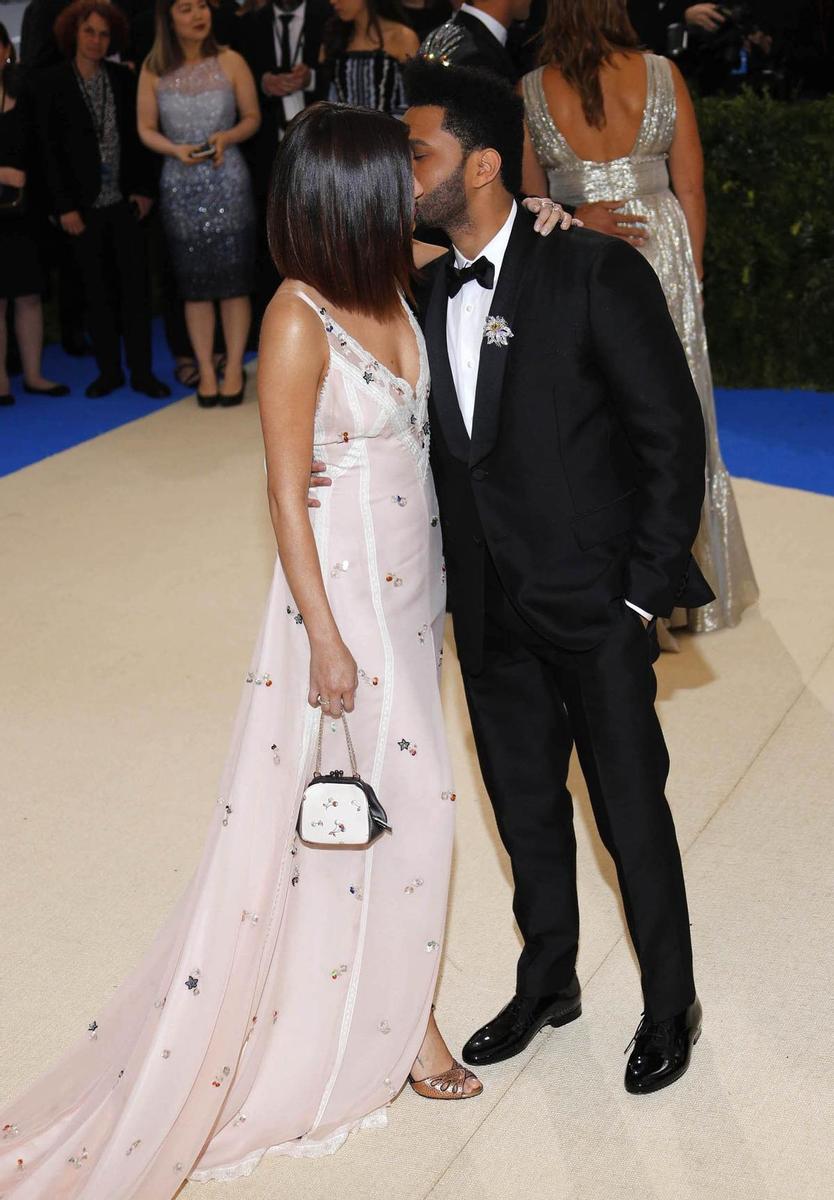 El beso de The Weeknd y Selena Gómez en el MET