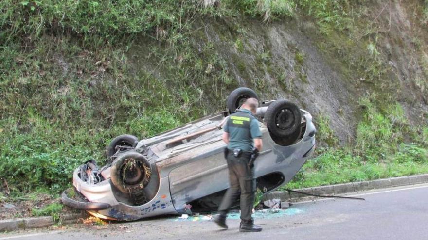 Aparatoso accidente en la AS-115, cerca de Rales (Llanes)