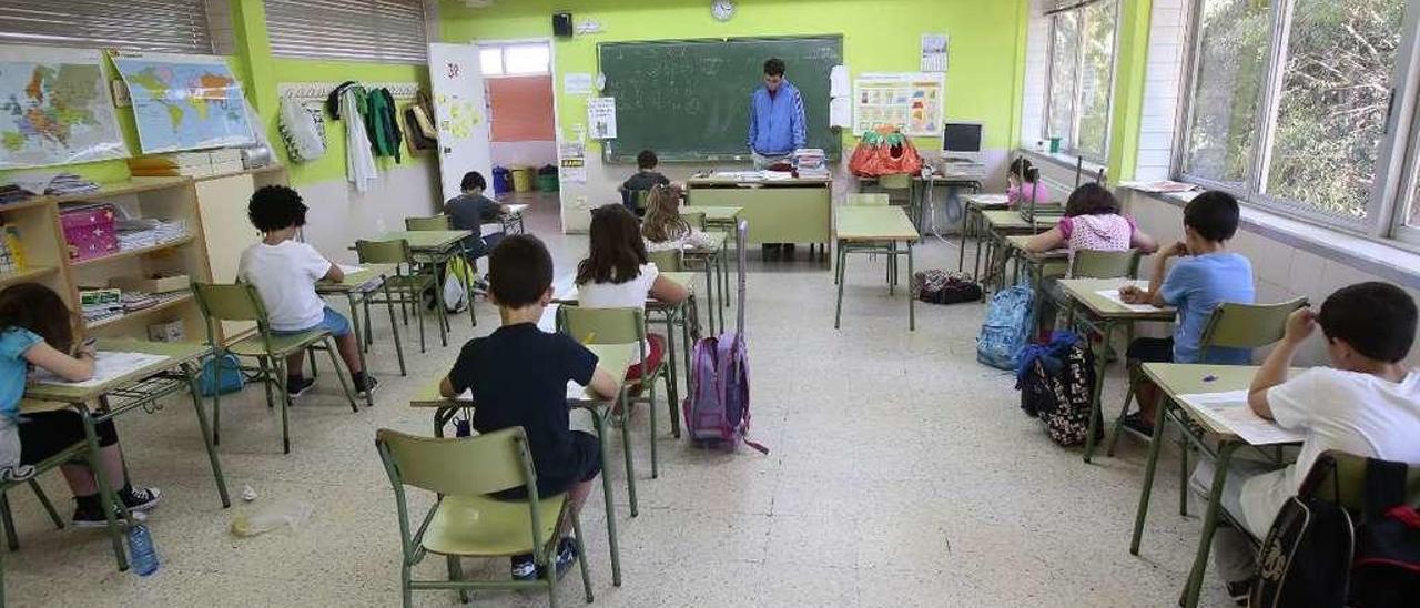 Pruebas de evaluación de tercero de Primaria en un colegio de Teis. // Adrián Irago