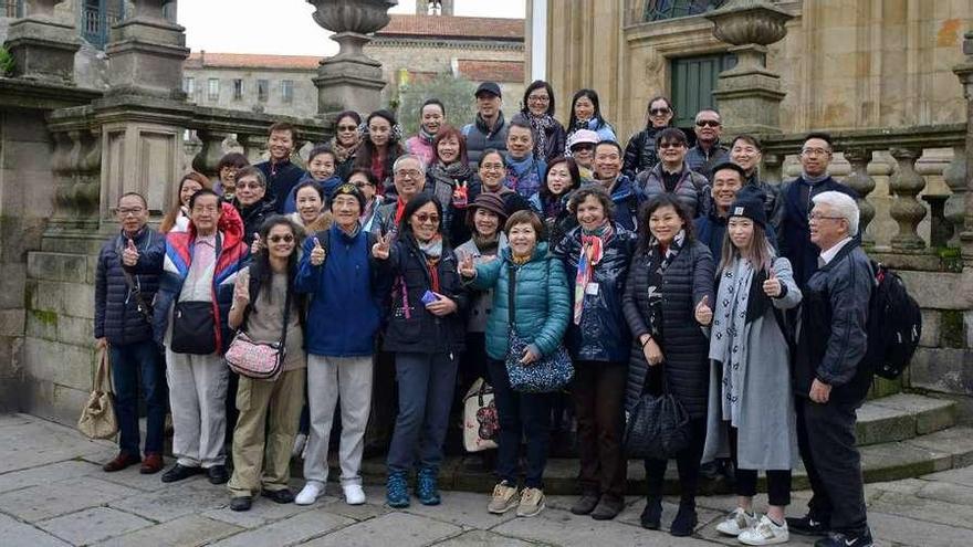 Foto &quot;de familia&quot; de los touroperadores chinos en A Peregrina. // Gustavo Santos