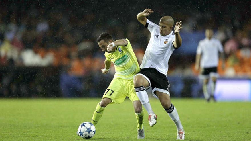 Feghouli (d) pelea un balón con Milicevic, del Gante.