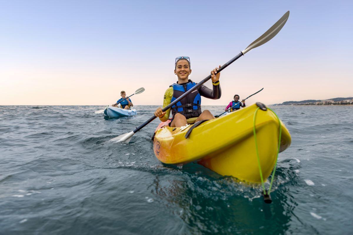 En las playas del Maresme se puede disfrutar de deportes náuticos como el kayac