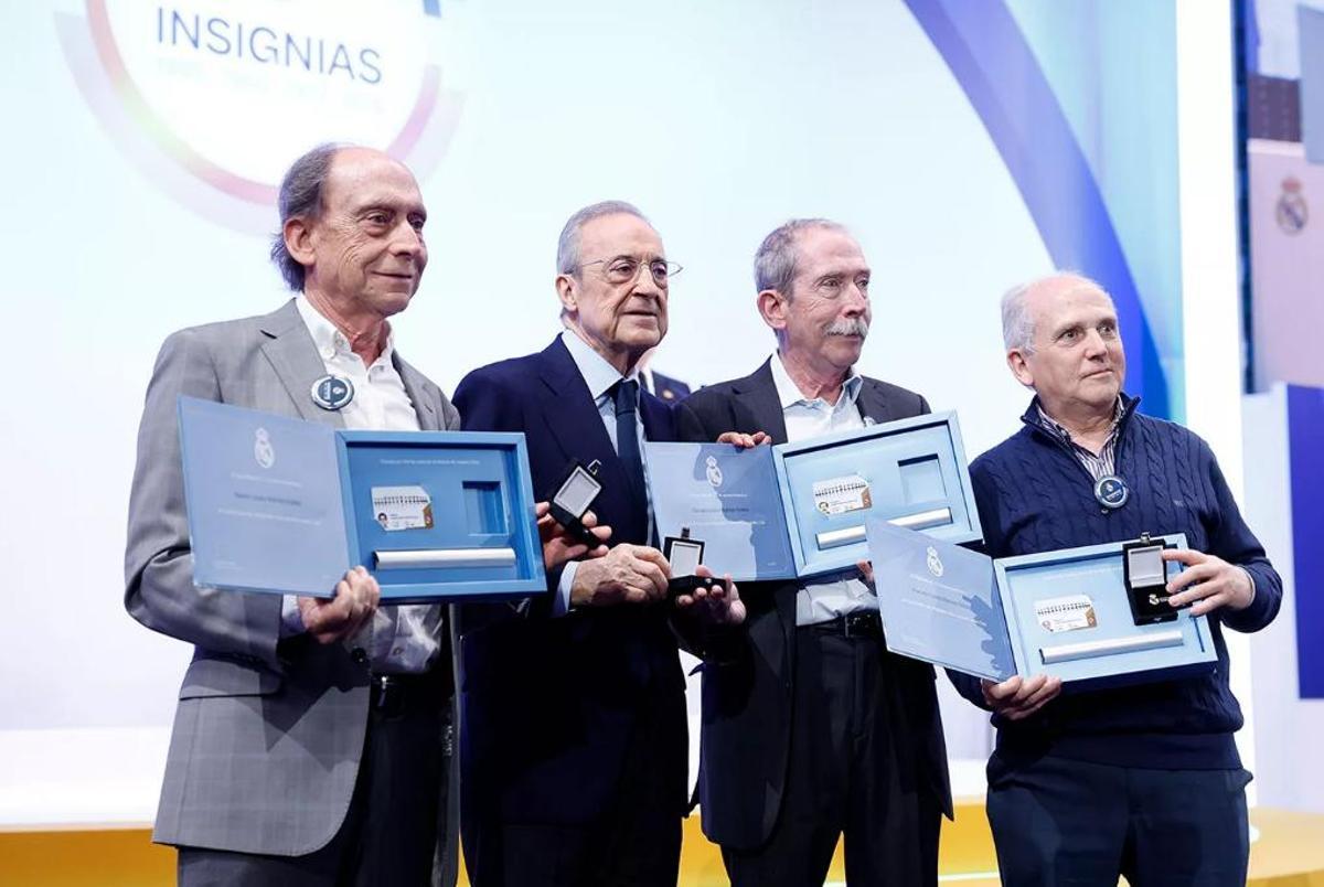 El Real Madrid entrega las insignias de oro y brillantes y de oro.