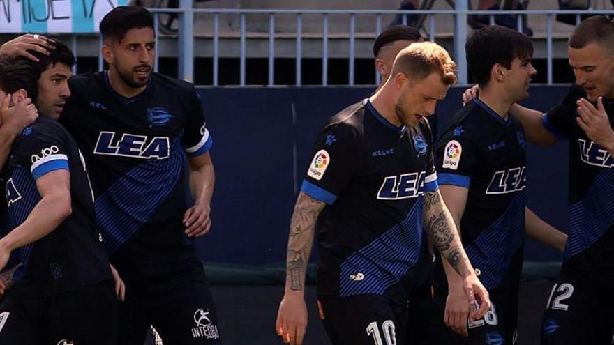 Los jugadores del Alavés celebran uno de los goles.