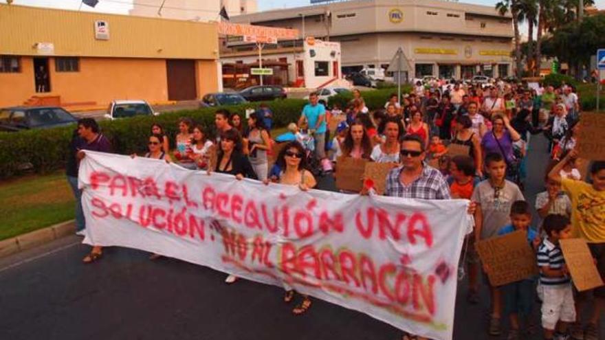 Un momento de la manifestación de ayer, la tercera en un año para exigir las obras del centro.