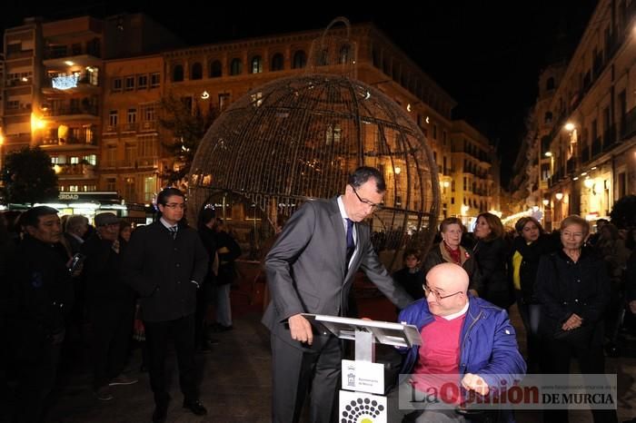 Estrellas y bolas ya brillan en las calles de Murcia