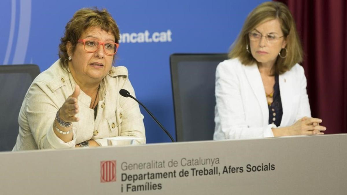 La 'consellera' de Treball, Dolors Bassa (izquierda), junto a la directora del SOC, Mercè Garau.