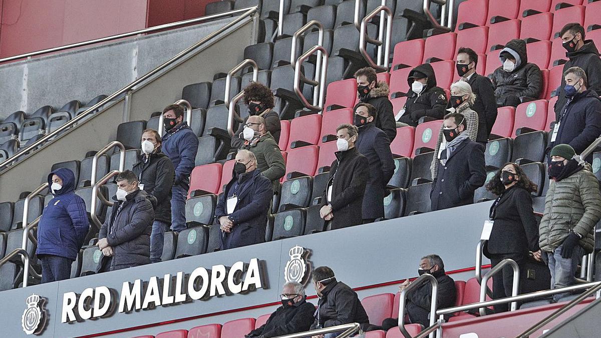 Andy Kohlberg, en el centro, en primera fila del palco, el sábado en el Visit Mallorca Estadi.