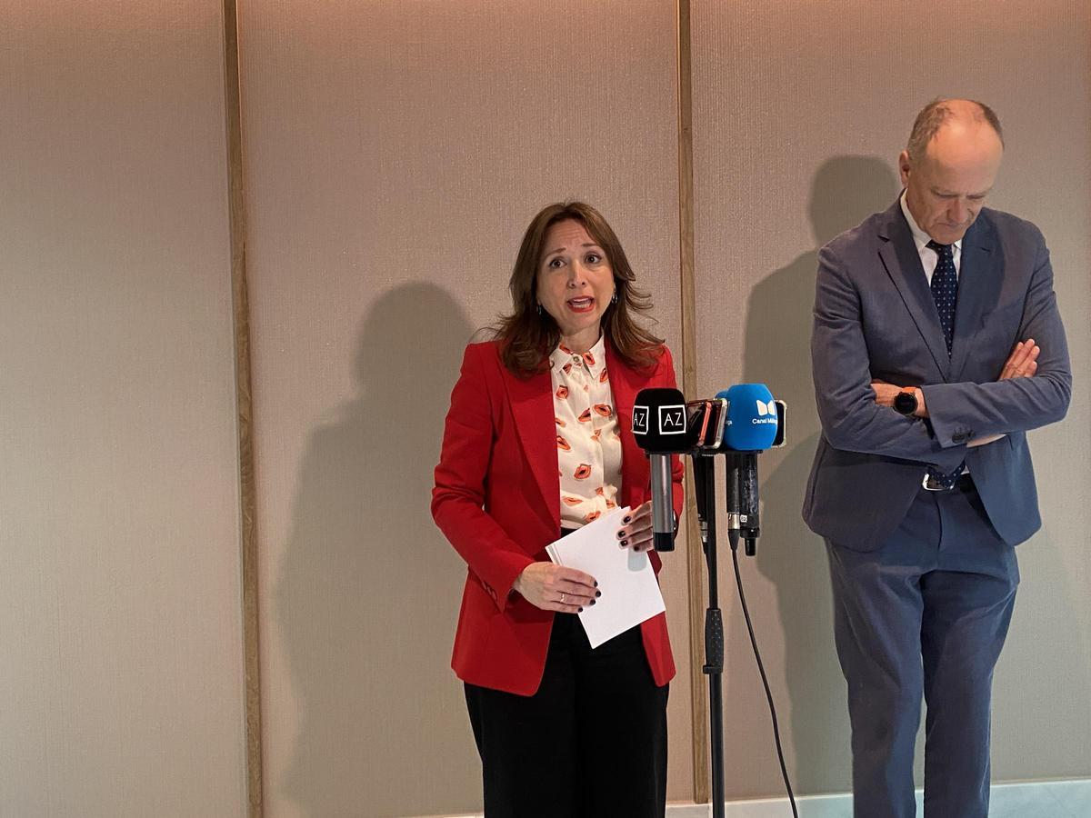 Patricia Navarro junto al presidente de Aehcos
