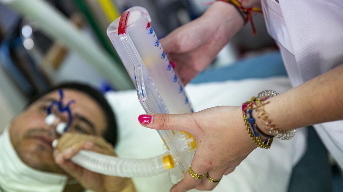 Un paciente con fibrosis tras el covid-19 se somete a rehabilitación en el Hospital de Alicante