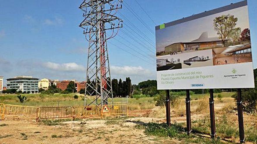 Les obres del nou pavelló poliesportiu amb els terrenys per desenvolupar al fons.