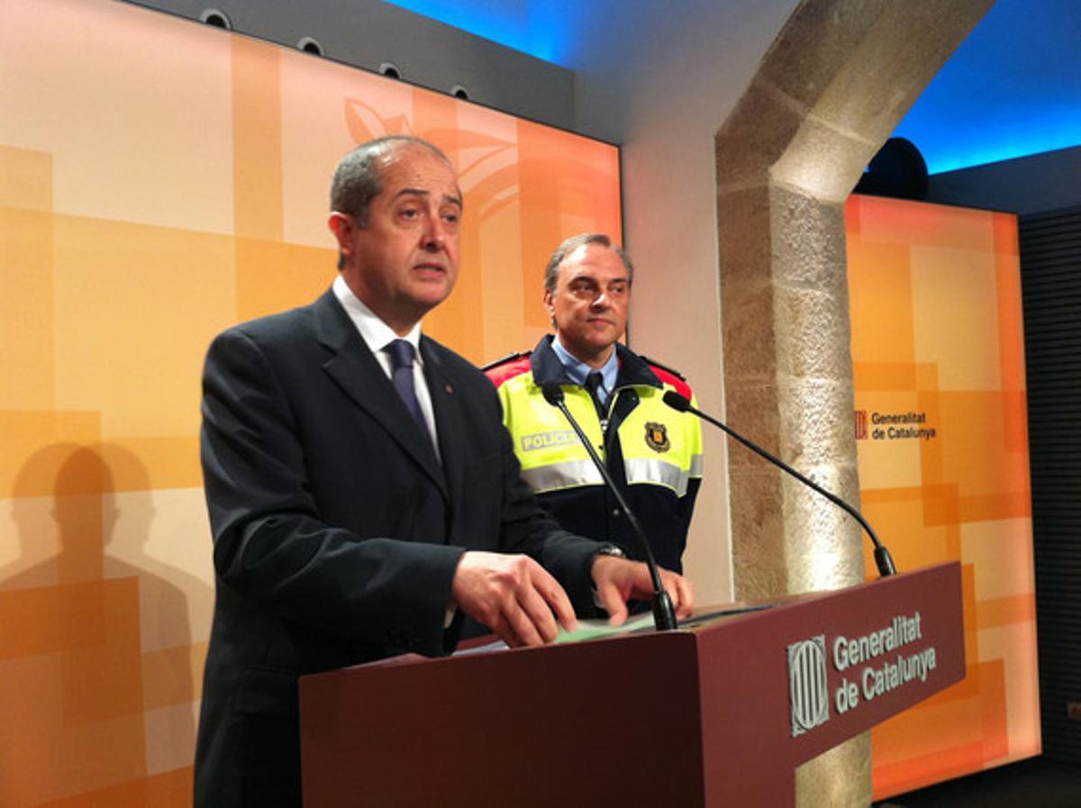 El conseller Felip Puig i el comissari dels Mossos Antoni Permanyer, al Palau de la Generalitat. El conseller Felip Puig i el comissari dels Mossos Antoni Permanyer, al Palau de la Generalitat.