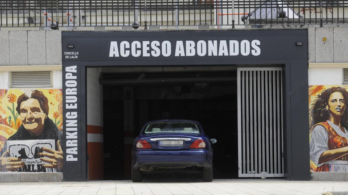 Acceso exclusivo para abonados en el aparcamiento público.