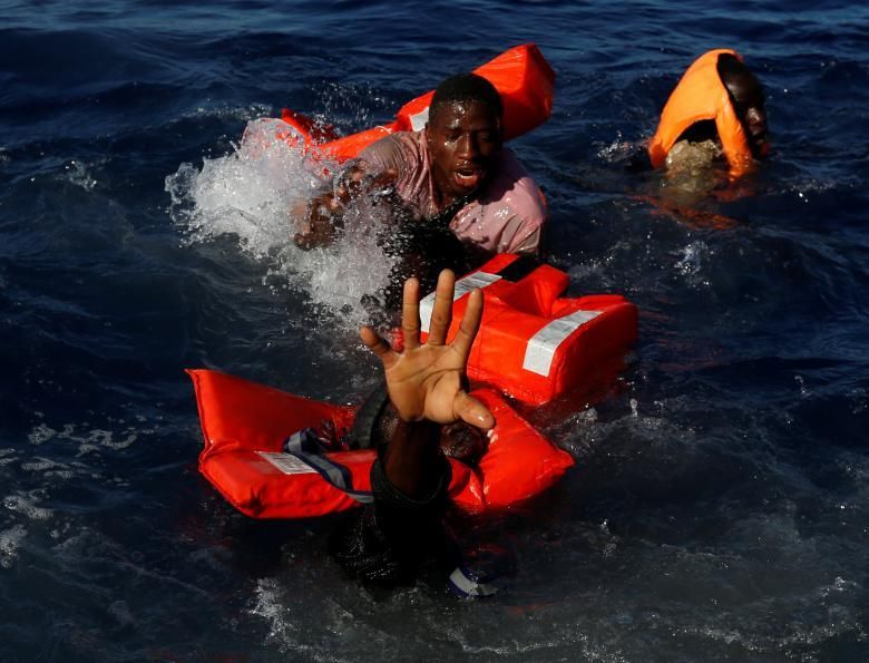 mmigrants intenten surar després de caure de la seva llanxa de cautxú durant una operació de rescat per part de l'ONG Migrant Offshore Aid Station (MOAS), amb seu a la Mediterrània central, en aigües internacionals.