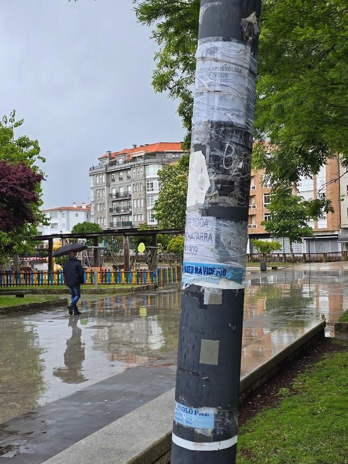Elementos afectados por la pegada de carteles y todo tipo de panfletos en las calles de Vilagarcía.