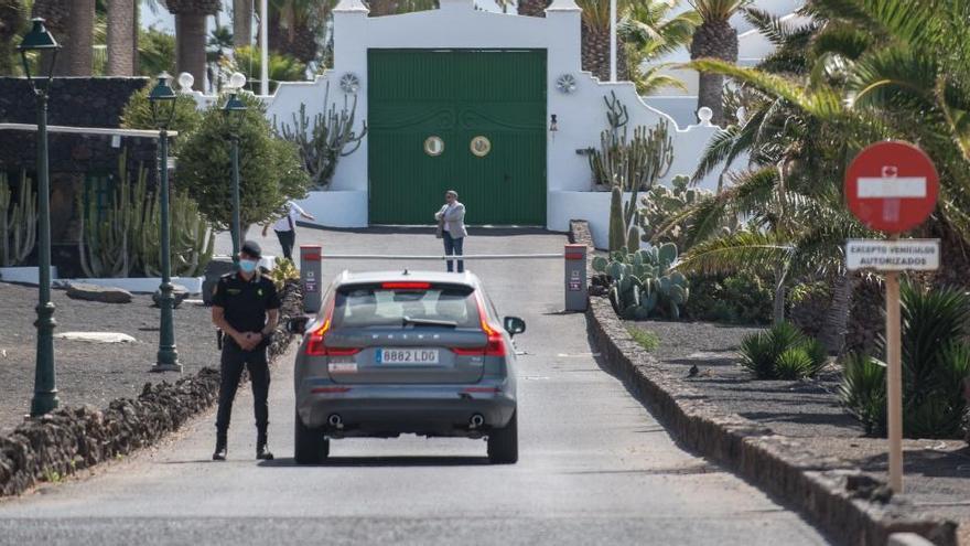 Efectivos de la Guardia Civil custodian la llegada del presidente del Gobierno, Pedro Sánchez