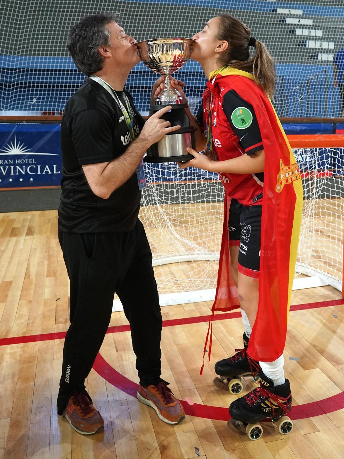Fernando Sierra y Sara Roces besan el trofeo
