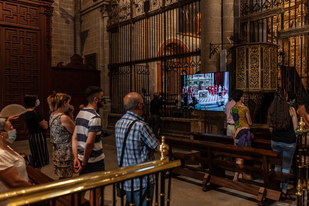 Misa en la catedral en memoria de las victimas del coronavirus
