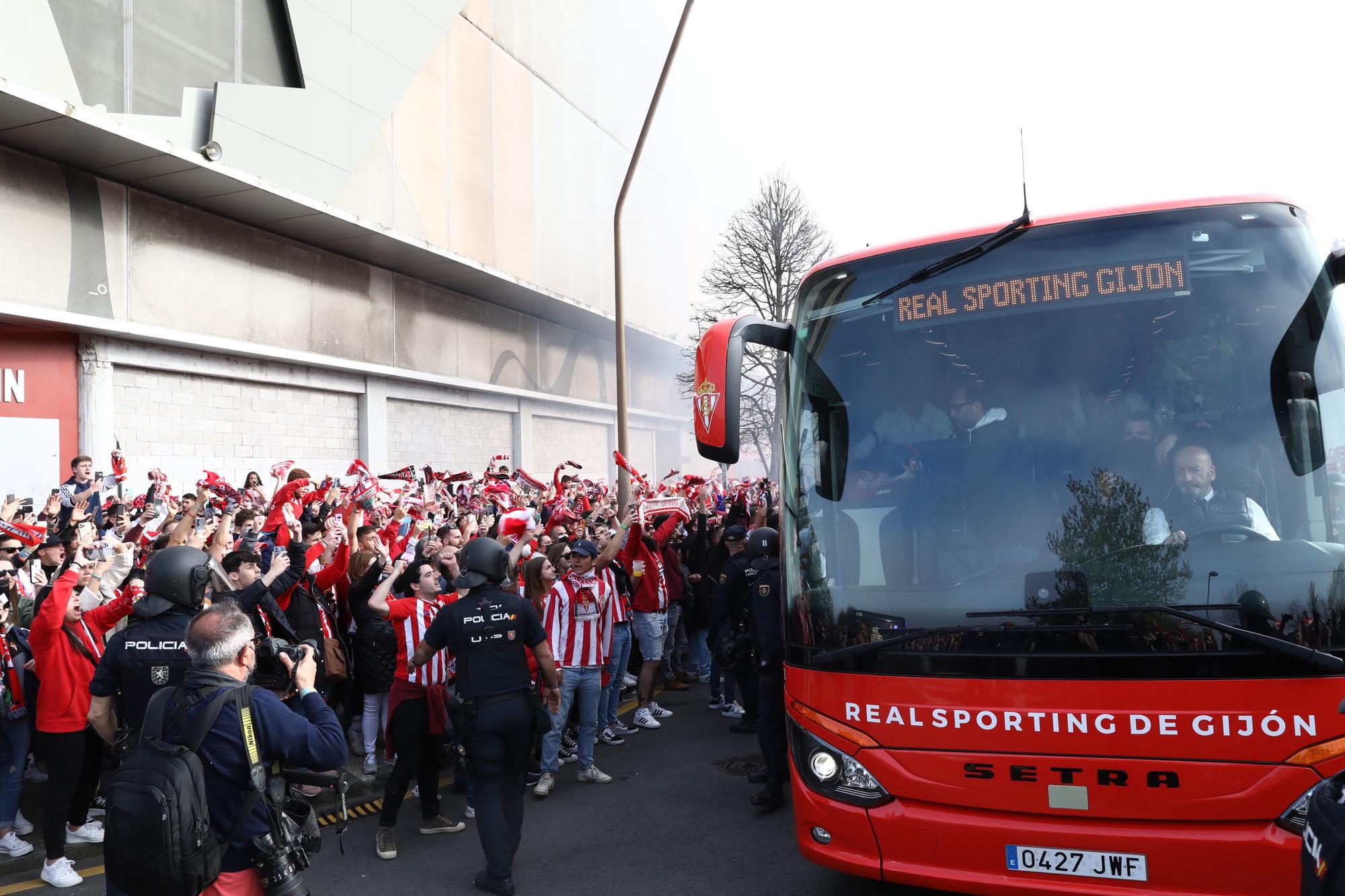 EN IMÁGENES: Así fue el recibimiento al autobús del Sporting en El Molinón