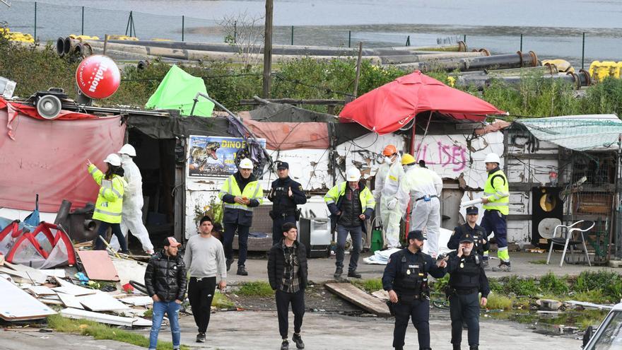 Adiós a la última chabola de A Pasaxe y a dos construcciones ocupadas de forma ilegal junto a la ría